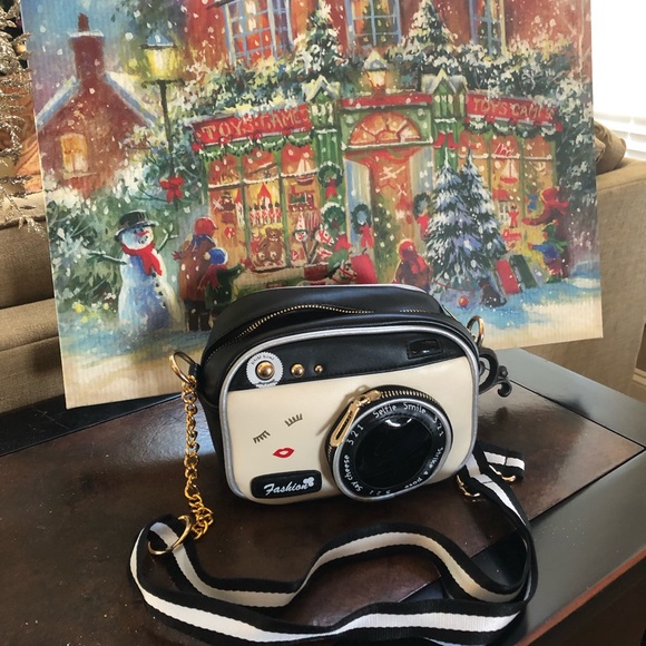 Say Cheese Camera Purse 📷 - Picture 5 of 6